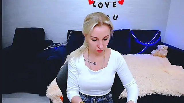 Snapshot of Hanna--Sweet chatting on 02-13-26, 11:50 Hanna--Sweet online show from 02-13-26, 11:50