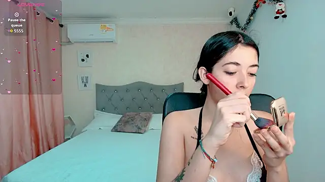 Snapshot of emmalove_doll chatting on 01-15-26, 05:05 emmalove doll online show from 01-15-26, 05:05