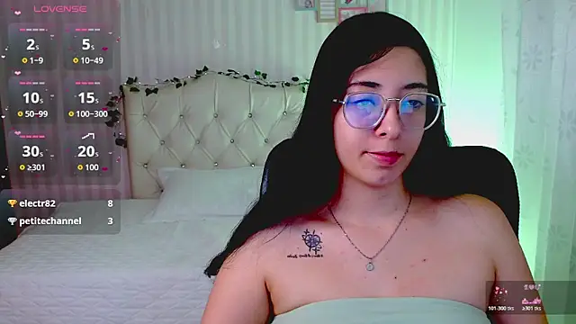 Snapshot of emmalove_doll chatting on 02-25-26, 01:15 emmalove doll online show from 02-25-26, 01:15