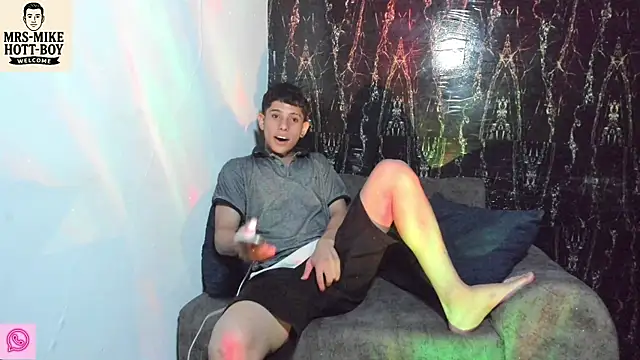Snapshot of Mrs-mike-hott-boy chatting on 12-14-25, 03:45 Mrs-mike-hott-boy online show from 12-14-25, 03:45