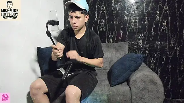 Snapshot of Mrs-mike-hott-boy chatting on 12-16-25, 03:44 Mrs-mike-hott-boy online show from 12-16-25, 03:44