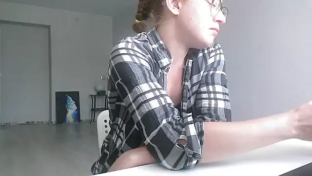 Snapshot of Alice_newhome chatting on 06-14-26, 09:55 Alice newhome online show from 06-14-26, 09:55