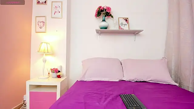 Snapshot of EmmaBell_ chatting on 12-17-25, 12:55 EmmaBell online show from 12-17-25, 12:55