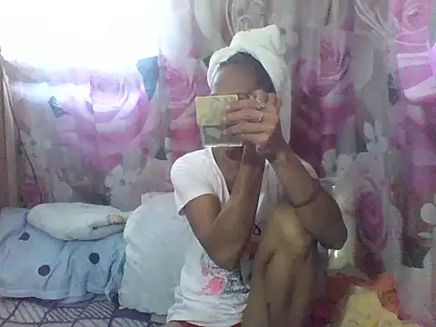 Snapshot of Petite_elise chatting on 04-24-26, 04:37 Petite elise online show from 04-24-26, 04:37
