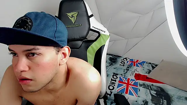 Snapshot of Luky_twink chatting on 12-15-25, 04:17 Luky twink online show from 12-15-25, 04:17