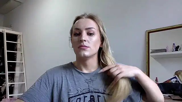 Snapshot of Mileriya chatting on 12-15-25, 01:15 Mileriya online show from 12-15-25, 01:15