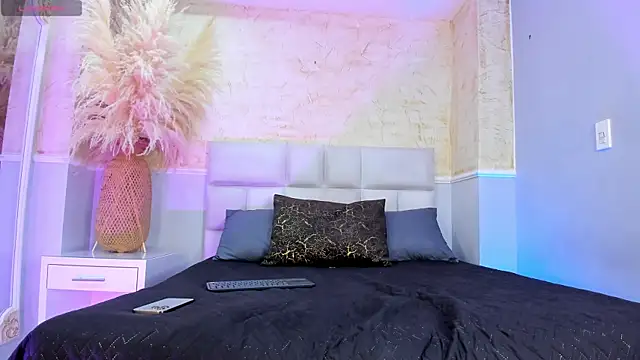 Snapshot of HileySweett chatting on 12-15-25, 02:43 HileySweett online show from 12-15-25, 02:43