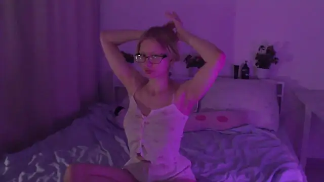 Snapshot of Chloe1loveme chatting on 12-18-25, 09:21 Chloe1loveme online show from 12-18-25, 09:21