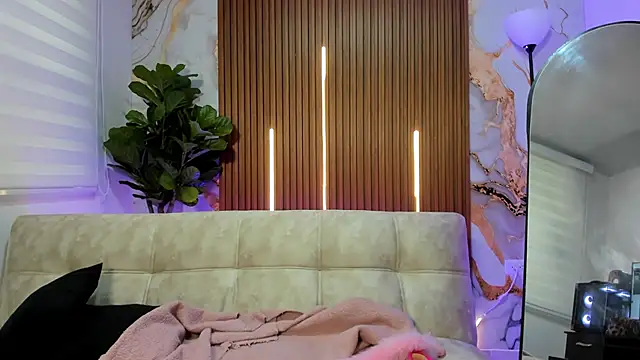 Nickie reed  online show from 12-22-25, 08:28