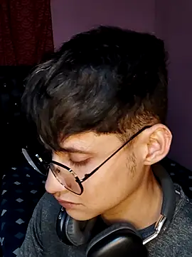 Snapshot of Axell-1997 chatting on 12-19-25, 02:18 Axell-1997 online show from 12-19-25, 02:18