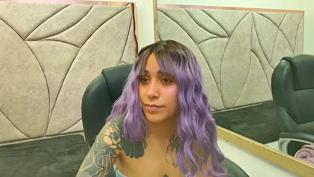 Snapshot of StaceyLeee chatting on 12-21-25, 06:37 StaceyLeee online show from 12-21-25, 06:37