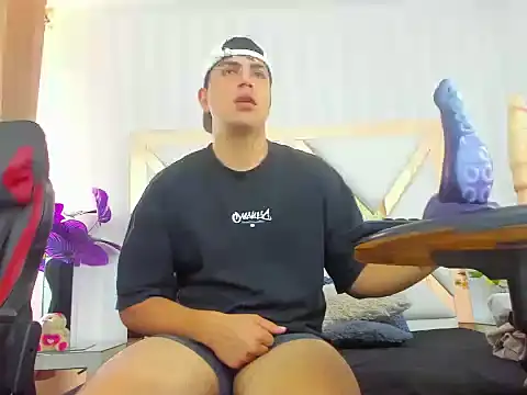 Snapshot of ThomasThund chatting on 01-19-26, 01:04 ThomasThund online show from 01-19-26, 01:04