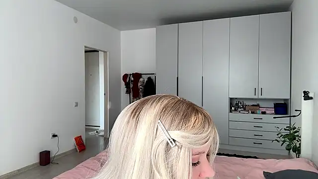 Snapshot of Missfit_ chatting on 01-06-26, 09:02 Missfit online show from 01-06-26, 09:02