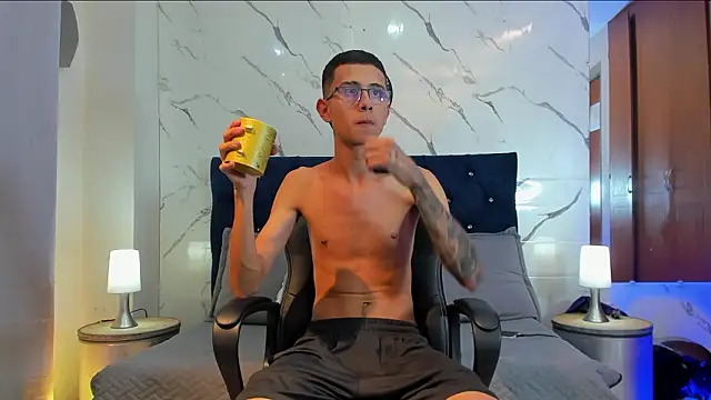 Snapshot of asher_lux chatting on 02-20-26, 08:31 asher lux online show from 02-20-26, 08:31