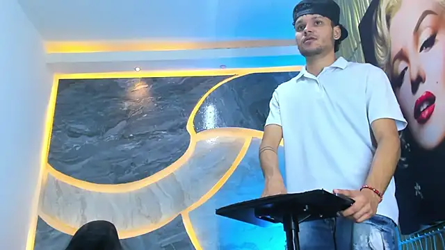 Snapshot of Lucas_hot_20 chatting on 02-14-26, 05:26 Lucas hot 20 online show from 02-14-26, 05:26