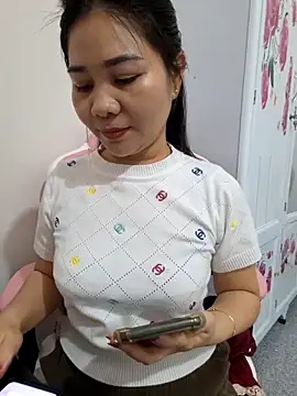 Snapshot of Avelyn-n chatting on 02-08-26, 02:37 Avelyn-n online show from 02-08-26, 02:37