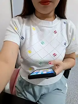 Snapshot of Avelyn-n chatting on 02-27-26, 08:14 Avelyn-n online show from 02-27-26, 08:14