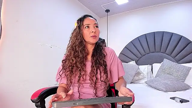 Snapshot of BiancaFords chatting on 03-05-26, 01:51 BiancaFords online show from 03-05-26, 01:51