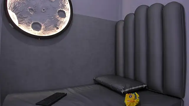 Snapshot of Luna__02 chatting on 02-18-26, 12:01 Luna 02 online show from 02-18-26, 12:01