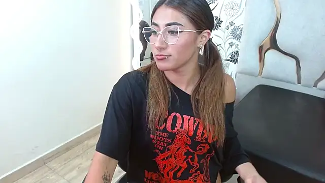 Snapshot of Livglow_tay chatting on 01-07-26, 03:09 Livglow tay online show from 01-07-26, 03:09