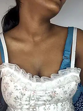 Snapshot of Royal-girl78 chatting on 01-11-26, 04:23 Royal-girl78 online show from 01-11-26, 04:23