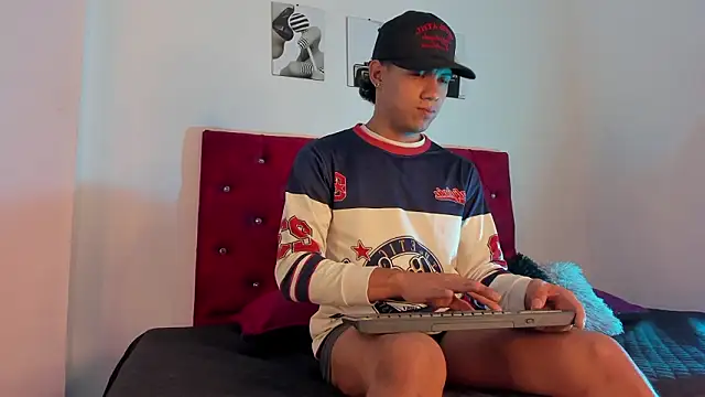 Snapshot of Liamsubtle01 chatting on 02-17-26, 11:07 Liamsubtle01 online show from 02-17-26, 11:07