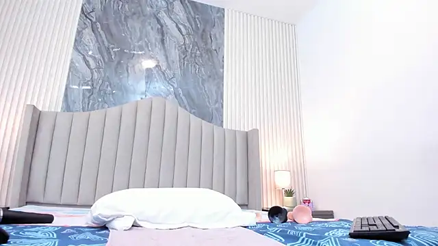 Elaine Stark online show from 01-11-26, 03:44