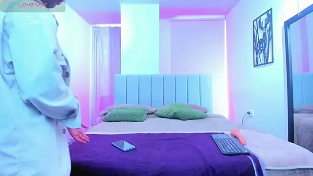 Snapshot of emily7_ chatting on 02-11-26, 02:11 emily7 online show from 02-11-26, 02:11