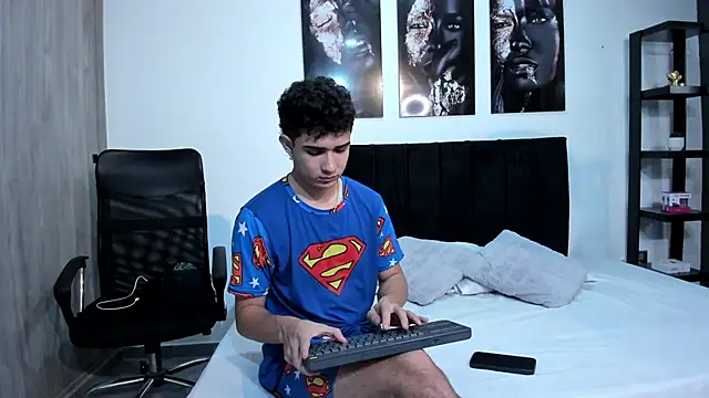 Snapshot of Alejo_Grey chatting on 01-08-26, 01:02 Alejo Grey online show from 01-08-26, 01:02