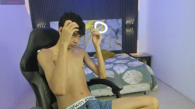 Snapshot of Dark_Desiree18 chatting on 02-18-26, 12:23 Dark Desiree18 online show from 02-18-26, 12:23