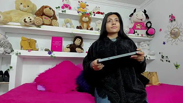 Snapshot of maira_diazz chatting on 02-13-26, 12:34 maira diazz online show from 02-13-26, 12:34