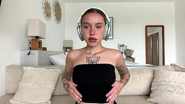 Snapshot of MartinaDeoliveira chatting on 02-22-26, 05:08 MartinaDeoliveira online show from 02-22-26, 05:08