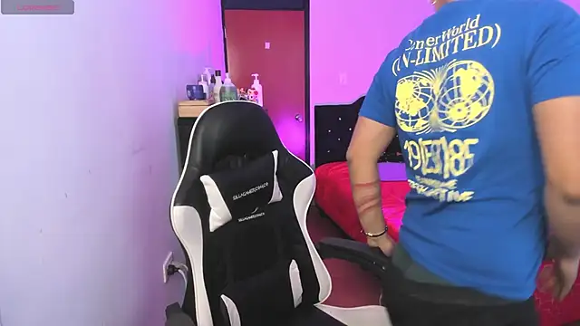 Snapshot of Theo_Rowan chatting on 01-08-26, 12:29 Theo Rowan online show from 01-08-26, 12:29