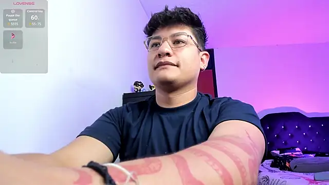 Snapshot of Theo_Rowan chatting on 01-10-26, 11:12 Theo Rowan online show from 01-10-26, 11:12