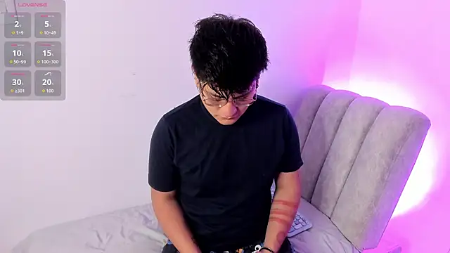 Snapshot of Theo_Rowan chatting on 01-12-26, 09:25 Theo Rowan online show from 01-12-26, 09:25