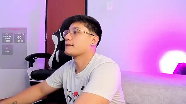 Snapshot of Theo_Rowan chatting on 02-02-26, 08:18 Theo Rowan online show from 02-02-26, 08:18