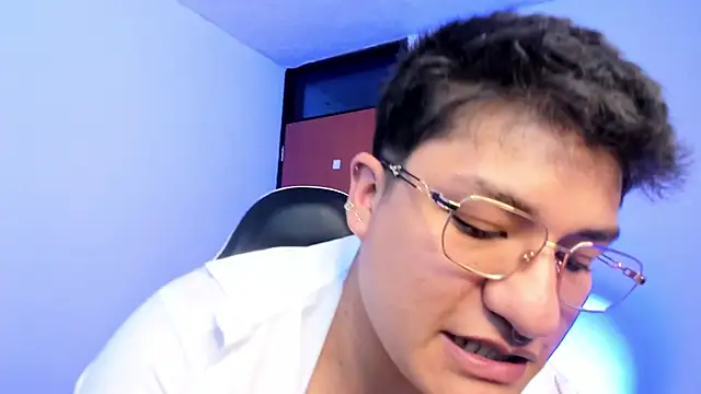 Snapshot of Theo_Rowan chatting on 02-05-26, 06:45 Theo Rowan online show from 02-05-26, 06:45