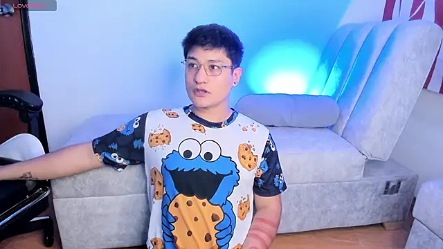 Snapshot of Theo_Rowan chatting on 02-13-26, 06:48 Theo Rowan online show from 02-13-26, 06:48