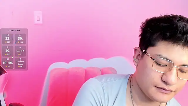 Snapshot of Theo_Rowan chatting on 02-14-26, 06:15 Theo Rowan online show from 02-14-26, 06:15