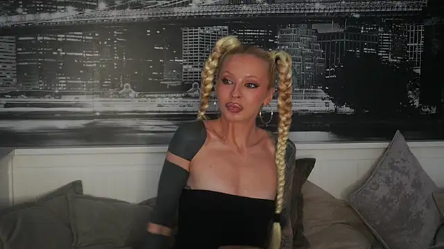 Snapshot of LanaReals chatting on 02-15-26, 10:03 LanaReals online show from 02-15-26, 10:03