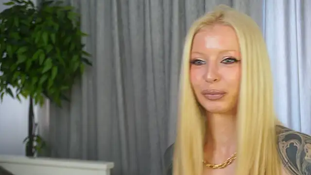 Snapshot of LanaReals chatting on 03-04-26, 08:09 LanaReals online show from 03-04-26, 08:09