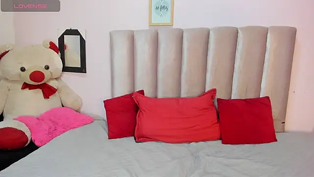 Snapshot of Roger_And_Ramona chatting on 01-11-26, 01:49 Roger And Ramona online show from 01-11-26, 01:49