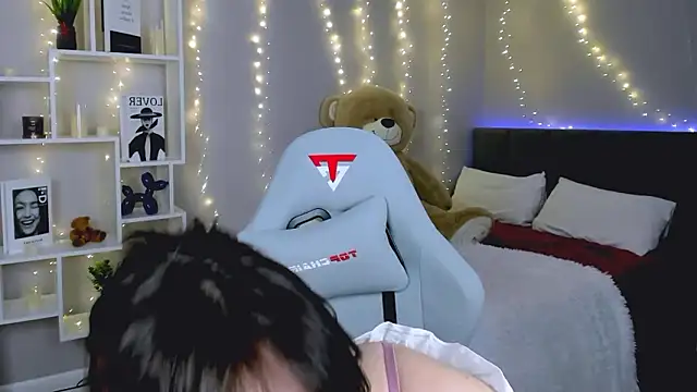 Snapshot of KikaOsterman chatting on 02-01-26, 12:15 KikaOsterman online show from 02-01-26, 12:15