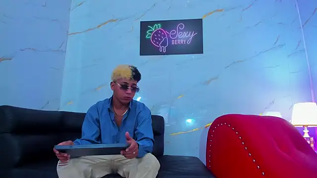 Snapshot of Roman_cute chatting on 01-15-26, 02:32 Roman cute online show from 01-15-26, 02:32