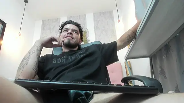 Snapshot of Enzo_Turner chatting on 01-10-26, 05:42 Enzo Turner online show from 01-10-26, 05:42