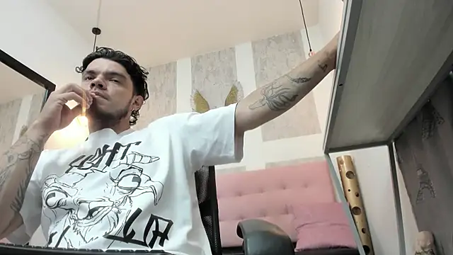 Snapshot of Enzo_Turner chatting on 01-11-26, 03:33 Enzo Turner online show from 01-11-26, 03:33