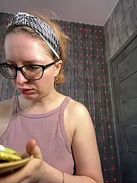 coy girl  online show from 04-02-26, 12:14