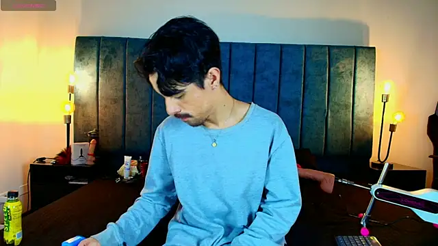 Ethan Briggs  online show from 04-11-26, 03:44