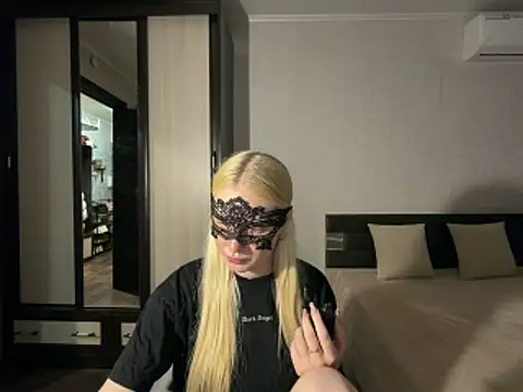 Snapshot of Polly_Skil chatting on 02-18-26, 04:47 Polly Skil online show from 02-18-26, 04:47