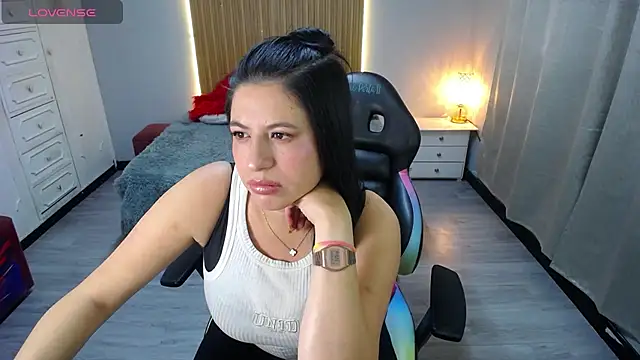 Snapshot of keileen_luna chatting on 02-25-26, 12:26 keileen luna online show from 02-25-26, 12:26